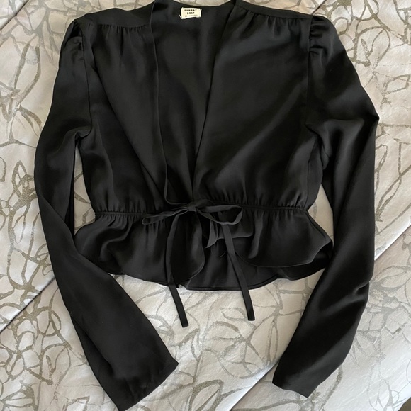 Aritzia Sunday Best Cropped Tie Front Top - Picture 3 of 3